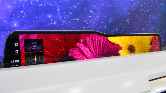 세계 최초 차량용 가변형 디스플레이. <현대모비스 제공>